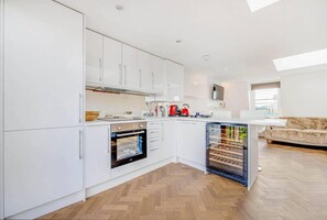 Departamento, varias camas | Cocina privada | Refrigerador, microondas, horno y parrilla de estufa 