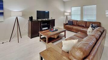 Condo (2 Bedrooms) | Front of property