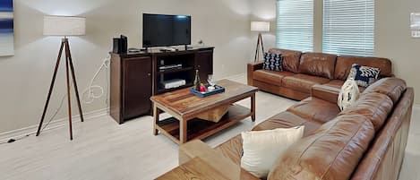 Condo (2 Bedrooms) | Front of property