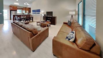 Condo (2 Bedrooms) | Front of property