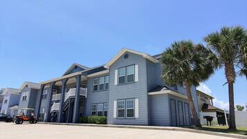 Condo (2 Bedrooms) | Property amenity