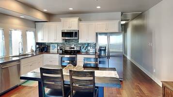 Condo (2 Bedrooms) | Property amenity