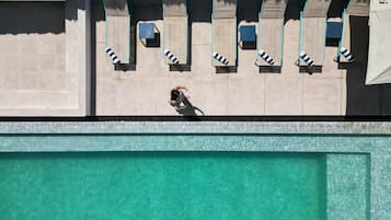 Una piscina al aire libre, sillones reclinables de piscina