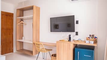 Super Luxury Suite Triple | Television