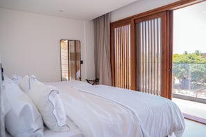 Habitación triple de lujo | Ropa de cama de alta calidad, caja fuerte, decoración individual
