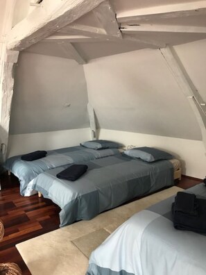 4 habitaciones, escritorio, tabla de planchar con plancha y wifi 