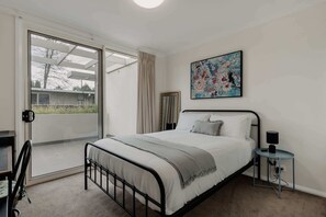 1 bedroom, desk, iron/ironing board, WiFi - Peaceful 1-Bed Apartment Close to Lonsdale St (Turner)