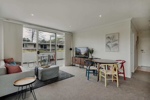 TV, offices - Peaceful 1-Bed Apartment Close to Lonsdale St (Turner)