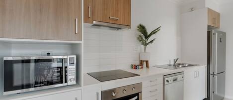 Kjøleskap, mikrobølgeovn, ovn og kokeplater