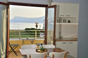 Dining - Un Appartement Unique Face à la mer à 100m de la Plage et des Restaurants/bars (D. KISSAMOU)