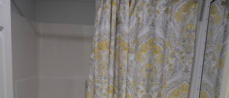 Chuveiro/banheira combinados, toalhas de banho, sabonete