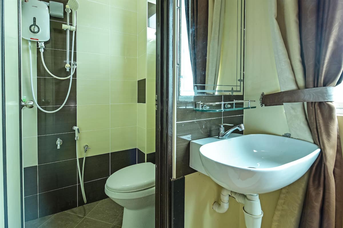 Superior kamer, 1 tweepersoonsbed | Badkamer | Een douche, handdoeken