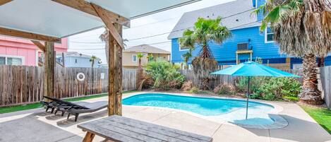 Outdoor pool, pool umbrellas, sun loungers