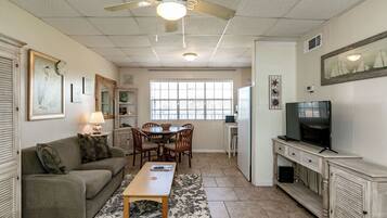 Condo (0 Bedroom) | Servicio de la propiedad