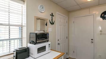 Condo (0 Bedroom) | Servicio de la propiedad