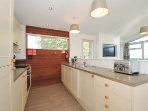 Cottage | Private kitchen | Fridge, dishwasher, electric kettle, cookware/dishes/utensils