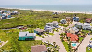 A coastal residential area with houses, a beach, and a swimming pool. - Casa La Vista by Silver Sands Vacation Rentals (Port Aransas)