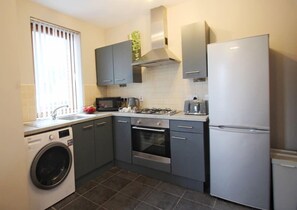 Réfrigérateur, four à micro-ondes, un four, surface de cuisson