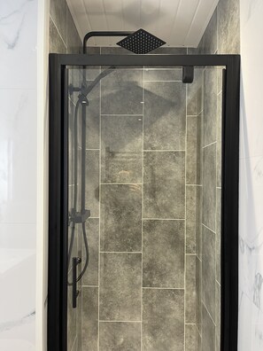 Dusche, Haartrockner, Handtücher, Seife