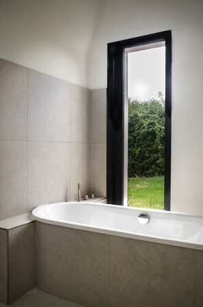 Badewanne, Haartrockner, Handtücher, Seife