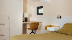 A bedroom with a bed, a desk, and a chair. - Villa des jacinthes (Tarascon)