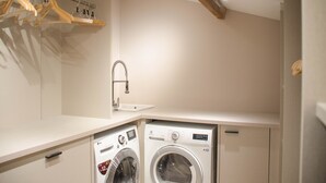 A laundry room with a washing machine, a dryer, and a sink. - Villa des jacinthes (Tarascon)