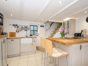 Réfrigérateur, bouilloire électrique, grille-pain