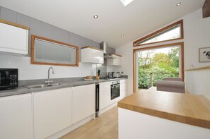 Cottage | Private kitchen | Fridge, dishwasher, cookware/dishes/utensils
