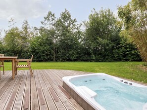 Cottage | Outdoor spa tub