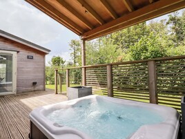 Cottage | Outdoor spa tub