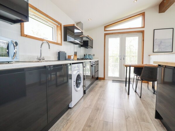 Cottage | Private kitchen | Fridge, dishwasher, electric kettle, toaster