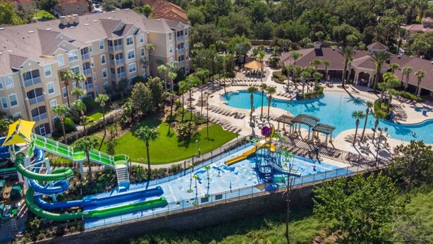 Resort com várias piscinas, parque aquático e um edifício grande com varandas.