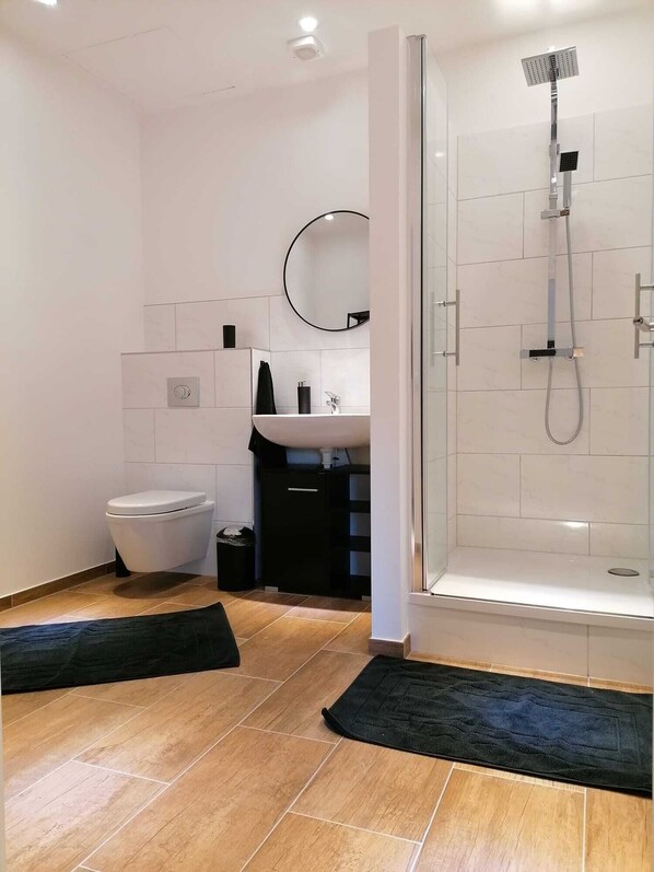 Een douche, een haardroger, handdoeken, zeep