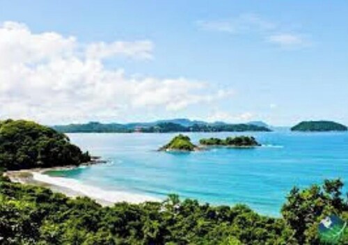 Spacious Condo with pool, 7min walk to the beach & town, Center of Tamarindo, CR