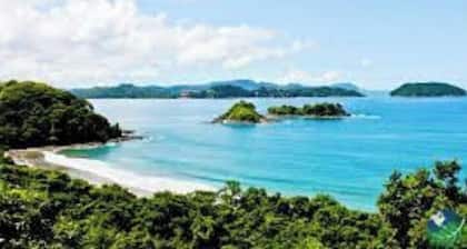 Spacious Condo with pool, 7min walk to the beach & town, Center of Tamarindo, CR