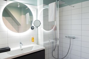 Secador de pelo, albornoces, zapatillas y toallas