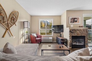 Smart TV, fireplace, stereo - Polar Peak | Hot Tub | Pool | Gas Fireplace (Radium Hot Springs)