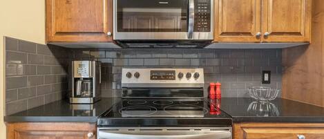 冰箱、微波炉、烤箱、炉灶