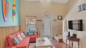 Condo (2 Bedrooms) | Front of property