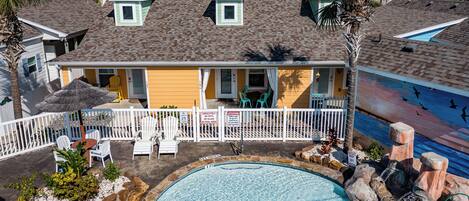 Condo (2 Bedrooms) | Front of property