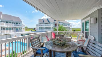 Condo (2 Bedrooms) | Front of property