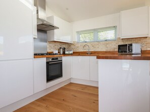 Refrigerador, lavavajillas y utensilios de cocina