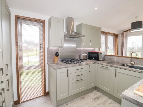 Cottage | Private kitchen | Fridge, dishwasher, electric kettle, toaster