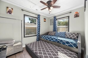 2 bedrooms, iron/ironing board, travel cot, WiFi - Sharpe Tiny House — Cozy, Remodeled Home with Big Amenities (Statesville)