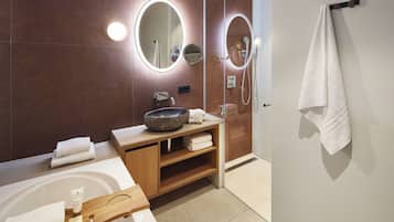 Savanne Room | Baño | Bañera y ducha independientes, secador de pelo, toallas y jabón