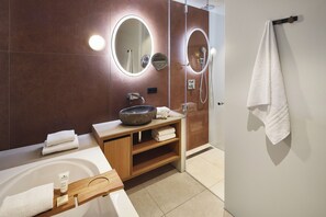 Savanne Room | Banheiro | Banheira e chuveiro separados, secador de cabelo, toalhas de banho 