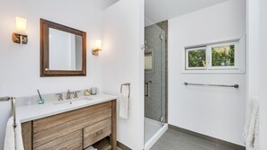 Ensemble douche/baignoire, serviettes fournies