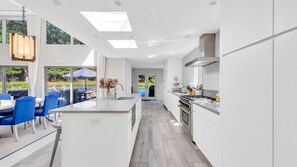 Mikrowelle, Ofen, Herdplatte, Wasserkocher mit Kaffee-/Teezubehör