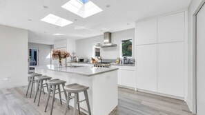 Mikrowelle, Ofen, Herdplatte, Wasserkocher mit Kaffee-/Teezubehör