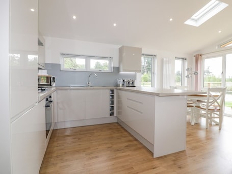 Cottage | Private kitchen | Fridge, electric kettle, toaster, cookware/dishes/utensils